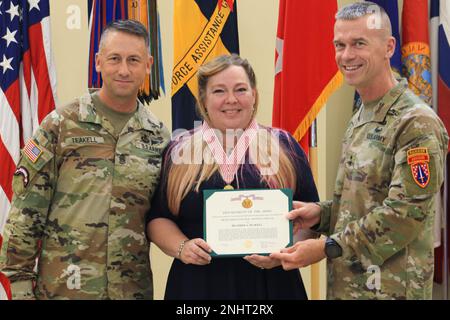 Mme Heather A. Teakell, épouse du commandement le Sgt. Maj. Reese W. Teakell, commandant de l'assistance à la Force de sécurité, reçoit la Médaille de la fonction publique méritoire à fort Bragg, N.C., le 2 août 2022. Le prix a été décerné en reconnaissance pour son service exceptionnel à la communauté locale et à la SAAC. Banque D'Images