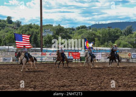 Les cavaliers de la Division d'infanterie 4th de la Garde de couleur montée de fort Carson chargent hors de l'arène pendant la préparation de la foire du comté de Garfield, Rifle, Colorado, le 2 août 2022. C’était la première fois que la Garde de couleurs montée participe à la foire du comté de Garfield. Banque D'Images