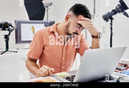 Le stress de la photographie, le problème numérique et l'homme d'affaires avec l'inquiétude de la question de la vision créative. Conception informatique, créativité frustrée employé et Banque D'Images