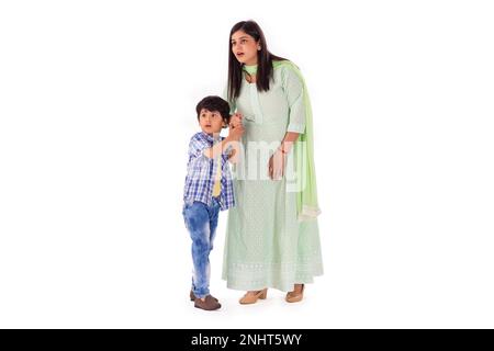 Portrait de mère et de fils heureux debout ensemble sur fond blanc Banque D'Images