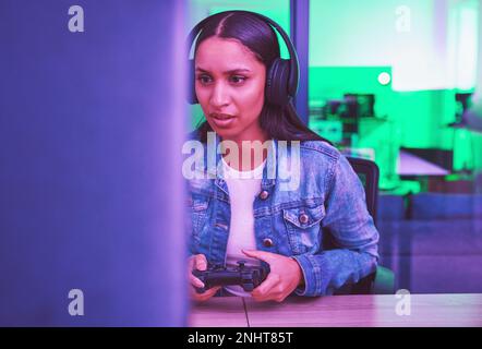 Gamer, casque et femme sur l'ordinateur à la maison la nuit dans la lumière verte néon pour Web esports. Jeux, technologie et femme avec la manette de jeu Banque D'Images
