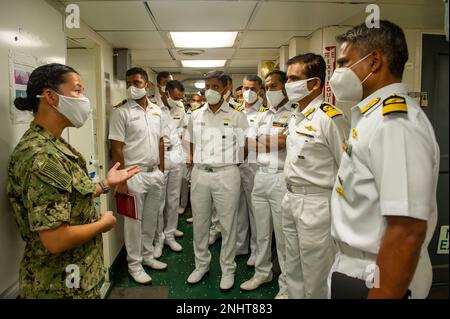 VISAKHAPATNAM, Inde (2 août 2022) – États-Unis Bleu marine Doris Lam, officier dentaire à bord du sous-marin de classe Emory S., USS Frank Cable (AS 40), explique les capacités dentaires du navire aux marins de la Marine indienne lors d’une visite du navire alors qu’il était amarré à Visakhapatnam, en Inde, le 2 août 2022. Frank Cable est actuellement en patrouille pour effectuer l'entretien et la logistique expéditionnaires dans la zone d'opérations de la flotte 7th afin de soutenir un Indo-Pacific libre et ouvert. Banque D'Images