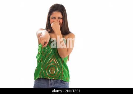 Portrait d'une belle femme couvrant son nez en raison d'une mauvaise odeur sur fond blanc Banque D'Images