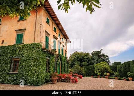 Ivy couvrait une ancienne maison en pierre dans un vignoble de la célèbre région viticole du Chianti en Toscane, en Italie Banque D'Images