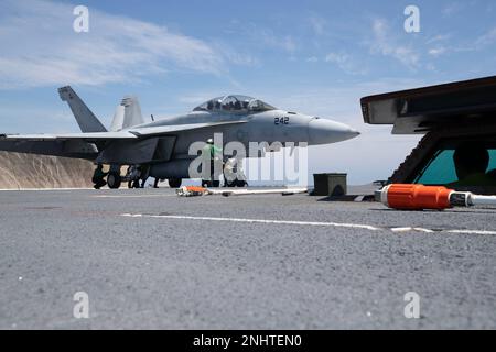 Les marins affectés au département aérien de l'USS Gerald R. Ford (CVN 78) préparent un F/A-18F Super Hornet, attaché aux 'gladiateurss' de l'escadron de combat de la grève (VFA) 106, pour le lancement à partir du pont de vol, 8 août 2022. Ford est en cours dans l'océan Atlantique en train de mener des qualifications de transporteur de l'escadron de remplacement de la flotte. Banque D'Images