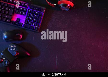 Clavier RVB moderne, souris et manette de jeu vidéo sur table grise, plat. Espace pour le texte Banque D'Images