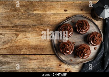 Composition de la nappe avec de délicieux petits gâteaux au chocolat sur une table en bois. Espace pour le texte Banque D'Images