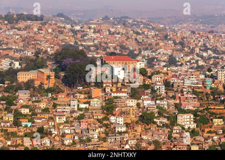 Antananarivo (AN-tan-AN-ah-REEV-oo) - ville de mille, également connue sous le nom de Tana, capitale et plus grande ville de Madagascar. Nom français Tananarive. Mauvais bouchon Banque D'Images