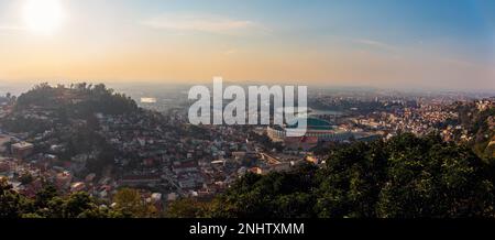 Stade de football à Antananarivo (AN-tan-AN-ah-REEV-oo) - ville de mille, également connue sous le nom de Tana, capitale et plus grande ville de Madagascar. Tananarive, po Banque D'Images