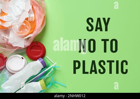 Texte DIRE NON AUX ARTICLES EN PLASTIQUE et jetables sur fond vert, plat Banque D'Images