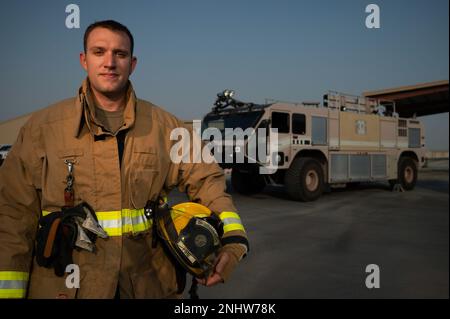 ÉTATS-UNIS Le sergent d'état-major de la Force aérienne, Nicholas Tafanelli, de l'escadron 386th du génie civil expéditionnaire, est affecté à la base aérienne Ali Al Salem, au Koweït (2 août 2022). Tafanelli a récemment reçu le prix United Service Organizations Service Member of the Year pour avoir répondu à 318 urgences, dont 61 incendies et 128 accidents de véhicules automobiles en tant que pompier à Topeka, Kansas. Banque D'Images