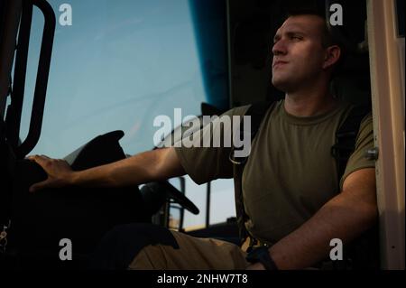 ÉTATS-UNIS Le sergent d'état-major de la Force aérienne, Nicholas Tafanelli, du 386th Escadron de protection contre les incendies du Génie civil expéditionnaire, surveille la ligne aérienne à la base aérienne Ali Al Salem, au Koweït (2 août 2022). Tafanelli dit que l’une des choses qui le remplit à la fin de la journée est la camaraderie et la fraternité dans l’escadron, « J’ai gagné une autre famille quand je suis entré dans les pompiers, ils ont fait tout ce qu’ils pouvaient pour m’occuper ». Tafanelli a récemment été reconnu membre de service de l'année des organismes de services des Nations Unies pour avoir répondu à 318 situations d'urgence, dont 61 incendies et 128 accidents de véhicules automobiles Banque D'Images