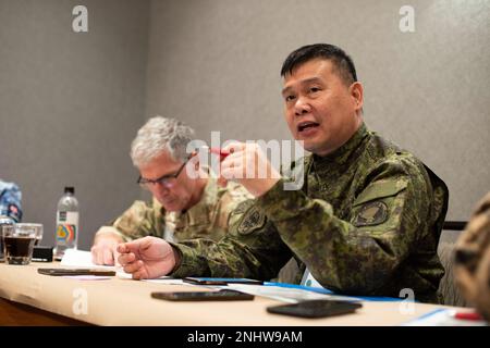 Le Sgt Roy Alvin D. Sabado, chef de la Force aérienne des Philippines, discute des rangs sur lesquels la future Académie de la Force aérienne interpacifique devrait se concentrer au cours d'une séance de travail régionale du Sommet international des leaders 2022, qui a été enrôlé à Arlington, en Virginie, sur 2 août 2022. L'un des principaux aspects de la discussion a été, en ce qui concerne la participation à des cours à l'IPAFA, le grade est moins important que les rôles et les responsabilités d'un Airman et la façon dont ils s'acquittent de ces tâches. Banque D'Images