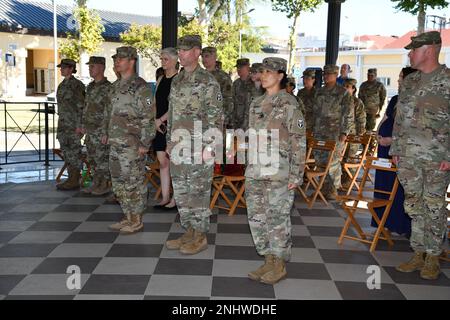 Depuis la gauche, États-Unis Le lieutenant-colonel Brian C. Tripp, commandant sortant de l'activité de santé publique - Italie, le colonel Kenneth D. Spicer, commandant du Commandement de la santé publique Europe, et le lieutenant-colonel Serena T. Mukai, commandant entrant, lors de la cérémonie de passation de commandement à Caserma Ederle à Vicenza, Italie, 3 août 2022. Banque D'Images