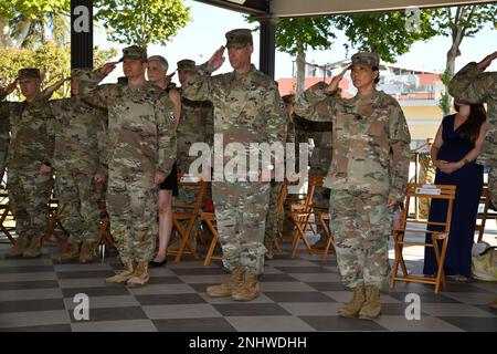 Depuis la gauche, États-Unis Le lieutenant-colonel Brian C. Tripp, commandant sortant de l'activité de santé publique - Italie, le colonel Kenneth D. Spicer, commandant du Commandement de la santé publique Europe, Et le lieutenant-colonel Serena T. Mukai, commandant entrant, rend hommage lors de la cérémonie de passation de commandement à Caserma Ederle à Vicenza, en Italie, au 3 août 2022. Banque D'Images