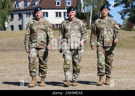 De gauche à droite : États-Unis Le colonel de l'armée Daniel Miller, commandant sortant de la 41st Brigade d'artillerie de campagne (41st FAB), Brig. Le général Joseph Hilbert, commandant général du Commandement de l'instruction militaire 7th (7ATC) et le colonel Wilbur Hsu, commandant entrant de 41st FAB, terminent l'inspection des troupes lors d'une cérémonie de passation de commandement dans la zone d'entraînement de Grafenwoehr 7ATC, en Allemagne, le 3 août 2022. Le colonel Daniel Miller a cédé la commande au colonel Wilbur Hsu. Banque D'Images