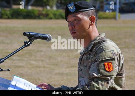 ÉTATS-UNIS Le colonel de l'Armée de terre Wilbur Hsu, commandant entrant de la Brigade d'artillerie de campagne 41st, prononce son allocution lors d'une cérémonie de passation de commandement dans la zone d'entraînement de Grafenwoehr du Commandement de l'instruction de l'Armée de terre 7the, en Allemagne, le 3 août 2022. Le colonel Daniel Miller a cédé la commande au colonel Wilbur Hsu. Banque D'Images