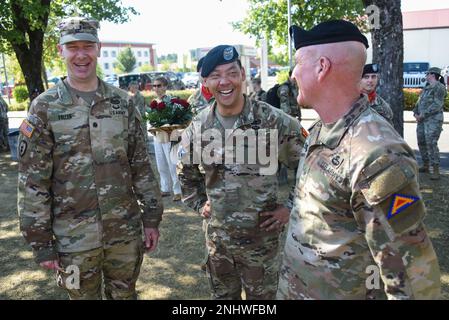 ÉTATS-UNIS Le colonel de l'armée, Wilbur Hsu, centre, commandant entrant de la Brigade d'artillerie de campagne 41st, partage un rire avec Brig. Général Joseph Hilbert, à droite, Commandant général du Commandement de l'instruction de l'Armée de terre 7th (7ATC), lors d'une cérémonie de passation de commandement dans la zone d'entraînement de Grafenwoehr, 7ATC, en Allemagne, le 3 août 2022. Le colonel Daniel Miller a cédé la commande au colonel Wilbur Hsu. Banque D'Images