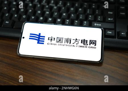 Chine. 22nd févr. 2023. Dans cette illustration, le logo de China Southern Power Grid s'affiche sur l'écran d'un smartphone. Crédit : SOPA Images Limited/Alamy Live News Banque D'Images