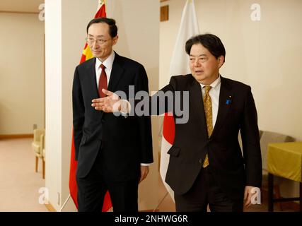 Tokyo, Japon. 22nd févr. 2023. Sun Weidong, vice-ministre chinois des Affaires étrangères, rencontre le ministre japonais des Affaires étrangères Yoshimasa Hayashi au ministère des Affaires étrangères de Tokyo, au Japon, 22 février 2023. (Credit image: © POOL via ZUMA Press Wire) USAGE ÉDITORIAL SEULEMENT! Non destiné À un usage commercial ! Banque D'Images