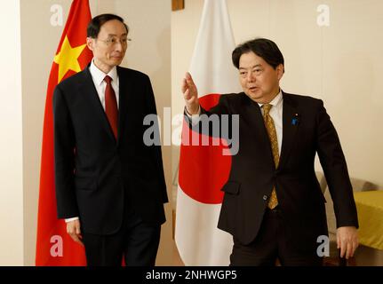 Tokyo, Japon. 22nd févr. 2023. Sun Weidong, vice-ministre chinois des Affaires étrangères, rencontre le ministre japonais des Affaires étrangères Yoshimasa Hayashi au ministère des Affaires étrangères de Tokyo, au Japon, 22 février 2023. (Credit image: © POOL via ZUMA Press Wire) USAGE ÉDITORIAL SEULEMENT! Non destiné À un usage commercial ! Banque D'Images