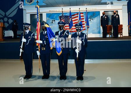 La garde d'honneur affiche les couleurs au début de la cérémonie de promotion du général de division John Healy au lieutenant-général de la base aérienne de Robins, en Géorgie, le 3 août 2022. Le chef d'état-major de la Force aérienne, le général CQ Brown, Jr., a présidé la cérémonie qui s'est déroulée avant que Healy ne prenne le commandement du Commandement de la Réserve de la Force aérienne. Banque D'Images