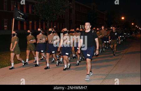 220803-N-IK959-3545 GRANDS LACS, ILLINOIS (3 août 2022) corps d'instruction des officiers de la Réserve navale (NROTC) Nouveau candidat à l'endoctrinement d'étudiants (NSI) de milieu de chantier de marche à la formation physique du matin au Commandement de l'instruction du recrutement (RTC), 3 août. À la fin de l'INS, les candidats débuteront leur première année du programme NROTC dans les collèges et universités de tout le pays cet automne. NSI est un programme d'endoctrinement hébergé au CCF, et fournit aux sages-navires une orientation commune en matière d'entraînement militaire. NSI offre une formation de base sur cinq principes fondamentaux de la lutte contre les incendies, la lutte contre les dommages, la matelanship, Banque D'Images