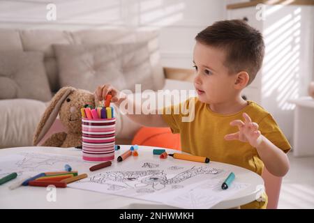 Joli dessin de couleur enfant à la table dans la chambre Banque D'Images