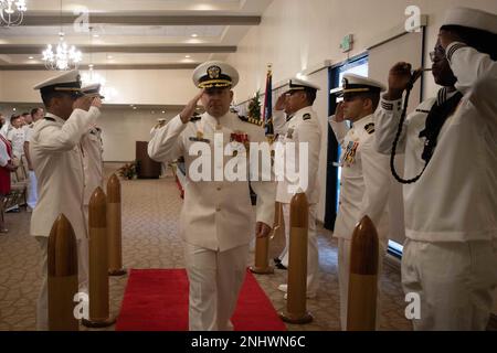 ASAN, Guam (le 4 août 2022) – le capitaine Tim Liberatore est à bord de terre lors de la cérémonie de passation de commandement des systèmes de génie des installations navales (NAVFAC) Marianas à Asan, Guam, le 4 août. Le capitaine Troy Brown a soulagé Liberatore en tant que commandant. Banque D'Images