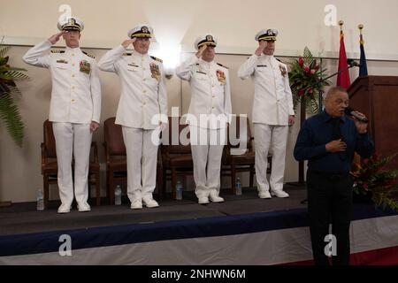 ASAN, Guam (4 août 2022) -- le parti officiel rend hommage lors du chant de l'hymne national lors de la cérémonie de passation de commandement des systèmes de génie des installations navales Marianas à Asan, Guam, le 4 août. Le capitaine Troy Brown a soulagé le capitaine Tim Liberatore en tant que commandant. Banque D'Images