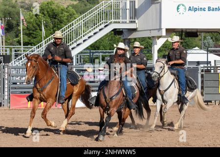 Les cavaliers confirmés de la Garde de couleur montée de fort Carson de la Division d'infanterie 4th terminent leur performance en formation avec leurs chevaux pour la foire du comté de Garfield, Rifle, Colorado, le 3 août 2022. Le 4th Inf. Div. La Garde de couleur montée a effectué le premier acte pour le deuxième jour de la foire du comté de Garfield. Banque D'Images