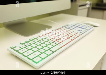 Clavier RVB moderne sur table blanche à l'intérieur Banque D'Images