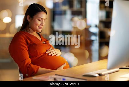 Femme enceinte, de bureau et heureuse d'affaires sur ordinateur travaillant tard sur le projet, recherche de site Web et planification. Entreprise, grossesse et femme Banque D'Images