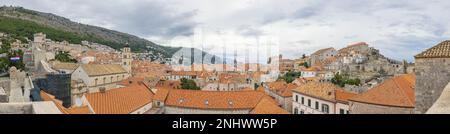 Éditorial : DUBROVNIK, DALMATIE, CROATIE, 25 SEPTEMBRE 2022 - Panorama sur la vieille ville de Dubrovnik vue depuis les remparts de la ville Banque D'Images