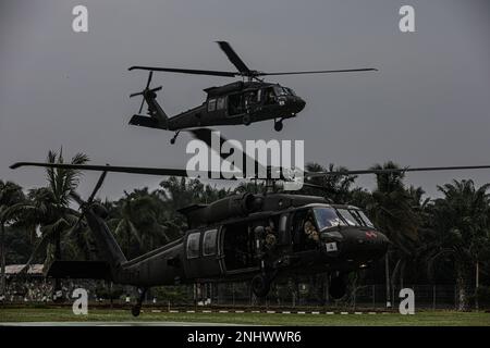 Les pilotes du bataillon d'hélicoptères d'assaut 2-158th atterrissent sur des blocs d'hélicoptères dans un précédent d'entraînement de charge froide, à Baturaja, en Indonésie, au 31 juillet 2022, dans le cadre de l'exercice Super Garuda Shield. Le Super Garuda Shield, qui fait partie de l'opération Pathways et d'un exercice militaire bilatéral annuel de longue date mené entre l'armée américaine et les Forces armées nationales d'Indonésie, renforce les engagements des États-Unis envers nos alliés et nos partenaires régionaux, la préparation conjointe et l'interopérabilité pour combattre et gagner ensemble. #SuperGarudaShield #FreeAndOpenIndoPacific Banque D'Images