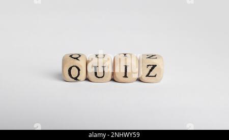 Cubes en bois avec mot Quiz sur fond blanc Banque D'Images