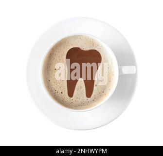 Café causant des problèmes dentaires. Tasse de boisson chaude sur fond blanc, vue du dessus Banque D'Images