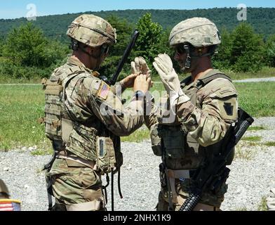 Le capitaine de rapel pour les soldats de la Compagnie du quartier général et du quartier général, 1st Bataillon, 110th Régiment d'infanterie, 2nd équipe de combat de la Brigade d'infanterie, vérifie les gants et l'équipement de chaque soldat avant de commencer l'entraînement de rapel à fort Indiantown Gap, Pennsylvanie, on 3 août 2022. Les soldats du 1-110th ont travaillé avec les pilotes et les équipages de la Brigade de l'aviation de combat expéditionnaire de 28th pour faire un rappel d'un faucon noir sur un champ, puis sur un bâtiment Banque D'Images