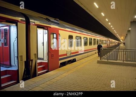 Le train de nuit, exploité par des chemins de fer turcs, va à Istanbul en attendant les passagers à la gare de Sofia, Bulgarie Banque D'Images