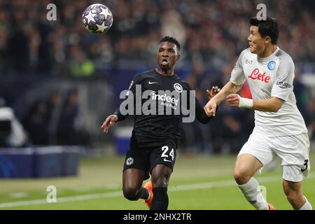 (G-D) Buta (Francfort), MinJae Kim (Napoli), 21 FÉVRIER 2023 - football : Ligue des champions de l'UEFA Round de 16 1st jambes match entre Eintracht Frankfurt 0-2 SSC Napoli au Stadion de Francfort, Allemagne. (Photo de Mutsu Kawamori/AFLO) Banque D'Images