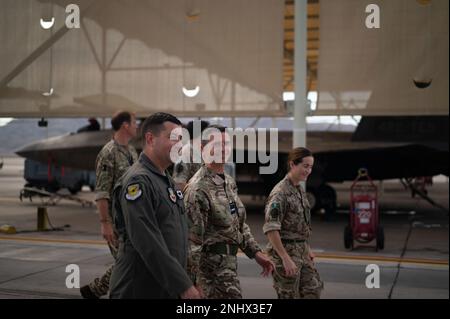 Le colonel Daniel J. Lehoski, commandant de l'École des armes de la Force aérienne des États-Unis, marche avec le vice-maréchal de l'air Paul Godfrey, commandant du Commandement spatial du Royaume-Uni, au cours d'une tournée en ligne pour une délégation du Commandement spatial du Royaume-Uni, base aérienne de Nellis, au Nevada, au 3 août 2022. Entretenir des relations avec des partenaires alliés demeure une priorité pour Nellis AFB et Air combat Command. Banque D'Images