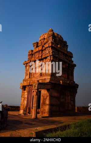 Temple Shivalaya inférieur à Badami, Karnataka construit pendant le règne de la dynastie des Chaloukya. Banque D'Images