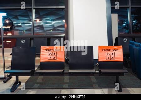 Sièges prioritaires à l'aéroport. Sièges prioritaires pour les personnes handicapées, les femmes enceintes, les mères allaitantes, les mères avec bébés ou les personnes âgées Banque D'Images