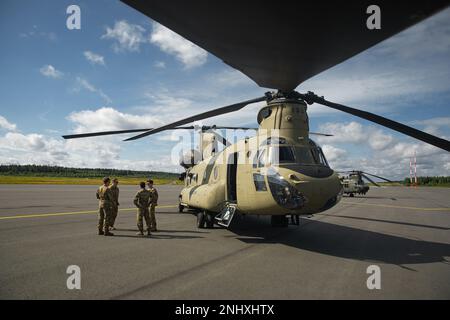 ÉTATS-UNIS Des soldats affectés à la Compagnie Bravo, 1st escadron, 214th Bataillon de l'aviation de soutien général, 12th Brigade de l'aviation de combat, se tiennent à côté de leur CH-47 Chinook lors d'une journée médiatique multinationale tenue à Tampere (Finlande), le 3 août 2022. Banque D'Images