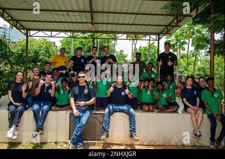 VISAKHAPATNAM, Inde (3 août 2022) – des marins affectés à l'appel d'offres sous-marin de classe Emory S. Land USS Frank Cable (AS 40), des enfants du Government Home for Boys et des bénévoles de la Fondation Ken posent pour une photo de groupe lors d'un événement de sensibilisation communautaire à Visakhapatnam, Inde, le 3 août 2022. Frank Cable est actuellement en patrouille pour effectuer l'entretien et la logistique expéditionnaires dans la zone d'opérations de la flotte 7th afin de soutenir un Indo-Pacific libre et ouvert. Banque D'Images