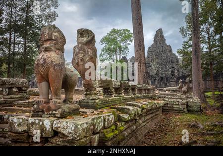 Une Naga géante et un lion sur une plate-forme en pierre gardent une entrée aux ruines du célèbre temple de Bayon, dans Angkor Thom et près d'Angkor Wat au Cambodge Banque D'Images