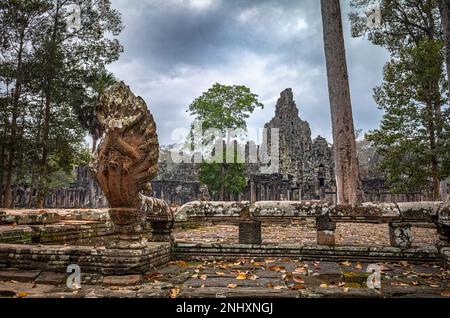 Une Naga géante sur une balustrade en pierre à l'entrée des ruines du célèbre temple de Bayon, dans Angkor Thom et près d'Angkor Wat au Cambodge. Banque D'Images