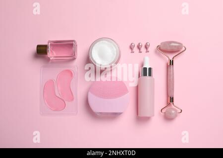 Composition Flat Lay avec produits et accessoires de soin de la peau sur fond rose Banque D'Images