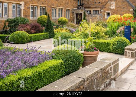 Des jardins attrayants, soignés et bien rangés en face du bâtiment West Deyne, Uppingham School, Rutland, Angleterre, Royaume-Uni Banque D'Images