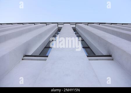 Cette photo captivante illustre une vue latérale basse des fenêtres de l'église de la Résurrection du Christ à Kaunas, en Lituanie. La photo a un mini Banque D'Images